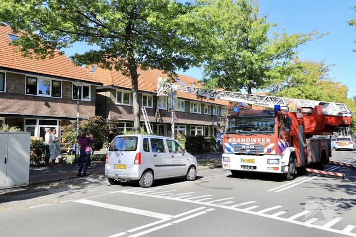 Verfbrander zet dak in brand