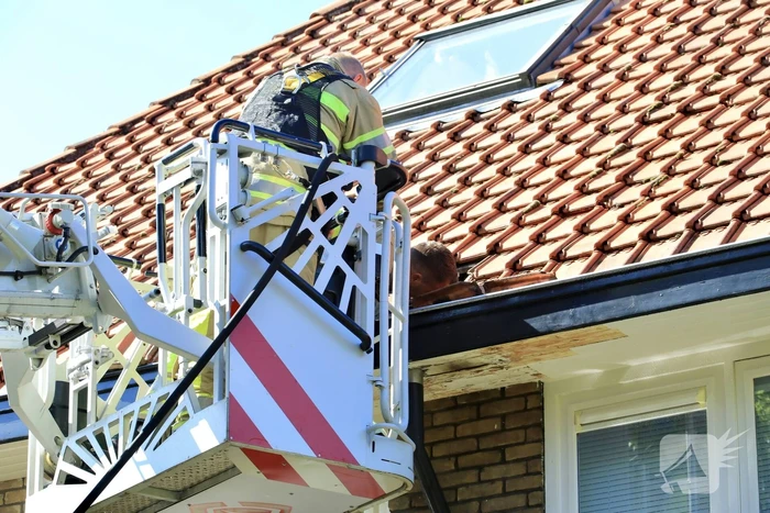 Verfbrander zet dak in brand