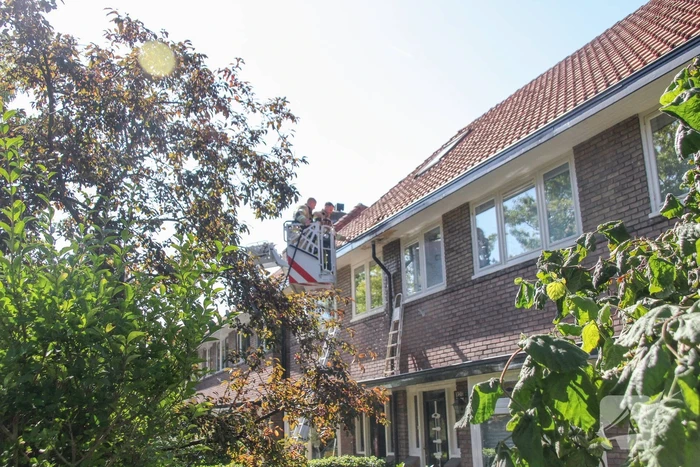 Verfbrander zet dak in brand