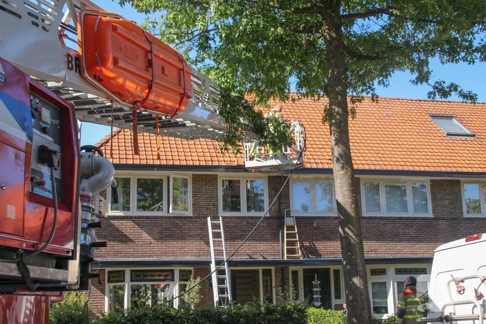 Verfbrander zet dak in brand