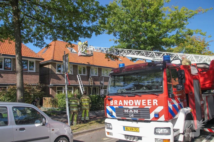Verfbrander zet dak in brand