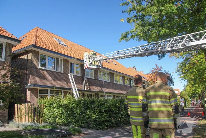 Verfbrander zet dak in brand