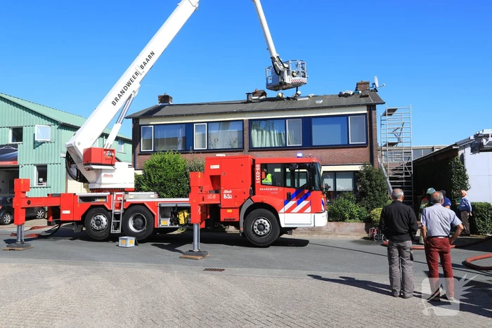 Brand in dakbeschot van woning
