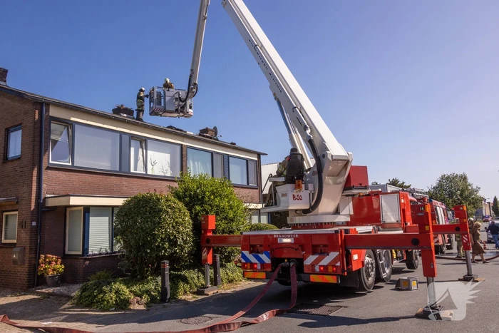 Brand in dakbeschot van woning