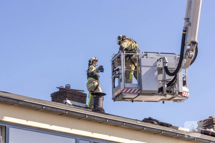 Brand in dakbeschot van woning