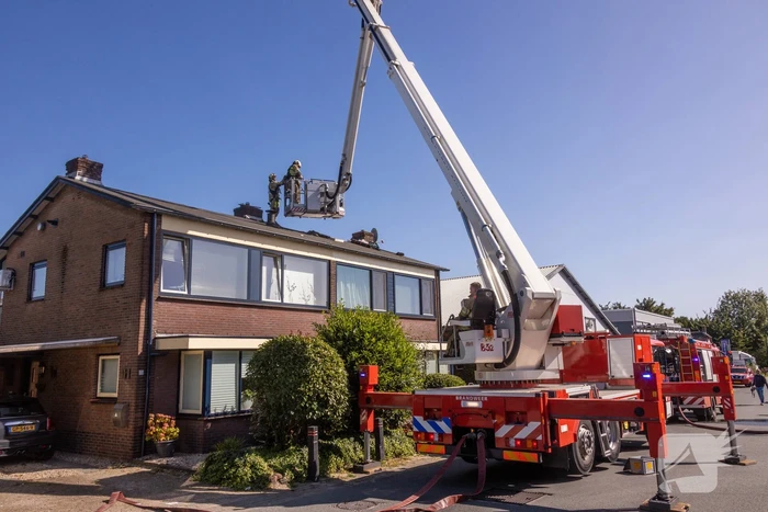 Brand in dakbeschot van woning