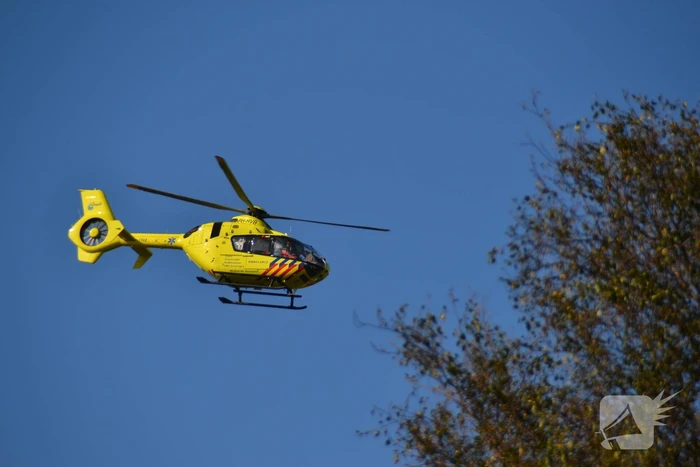 Traumahelikopter landt op grasveld voor incident in woning