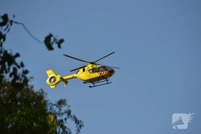 Traumahelikopter landt op grasveld voor incident in woning