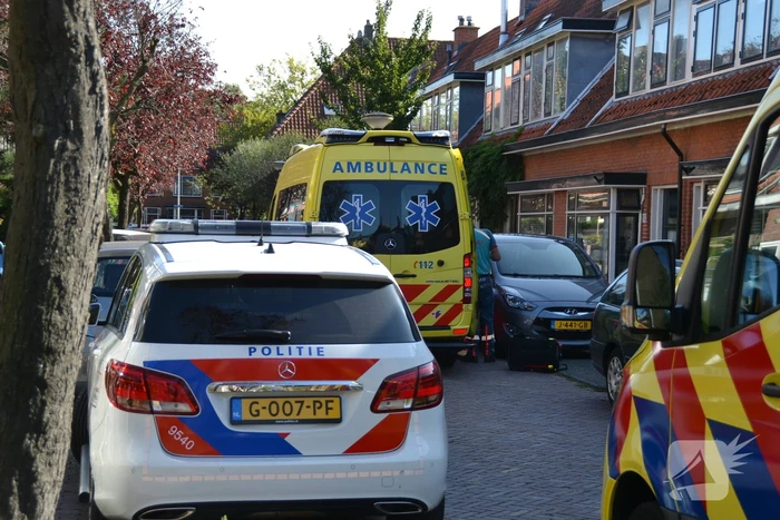 Traumahelikopter landt op grasveld voor incident in woning