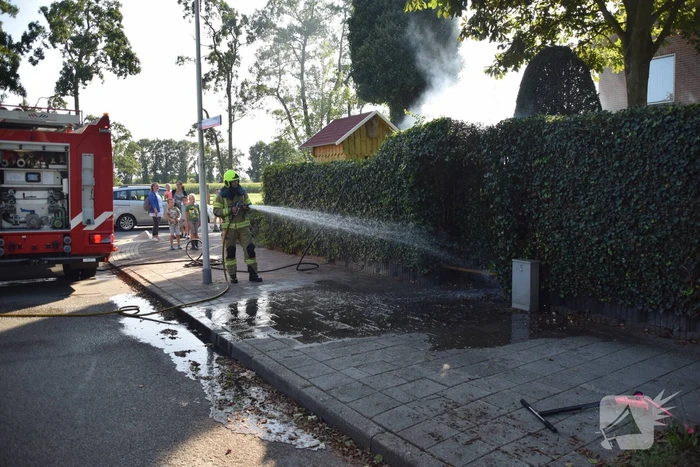 Zithoek en groene haag in brand gestoken