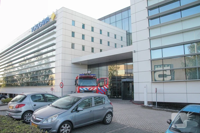 Vijver in bedrijfsgebouw Yokogawa stroomt over