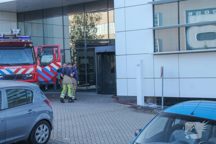 Vijver in bedrijfsgebouw Yokogawa stroomt over