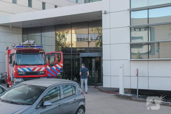 Vijver in bedrijfsgebouw Yokogawa stroomt over