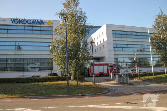 Vijver in bedrijfsgebouw Yokogawa stroomt over