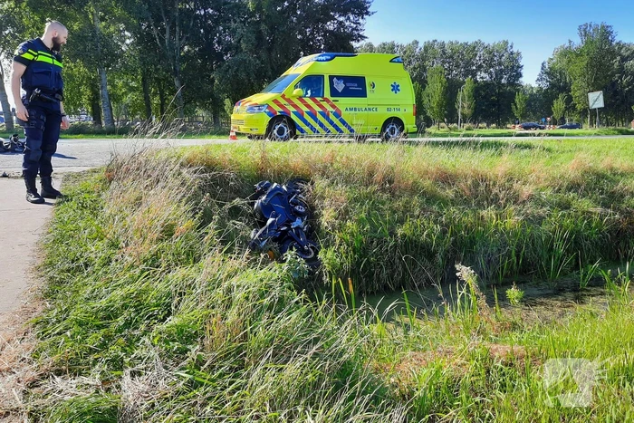 Motor belandt in sloot na aanrijding met auto