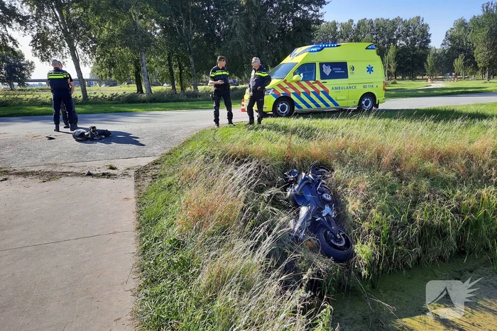 Motor belandt in sloot na aanrijding met auto