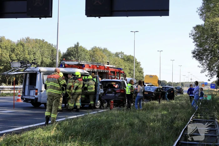Camper en meerdere auto's betrokken bij kop-staart botsing