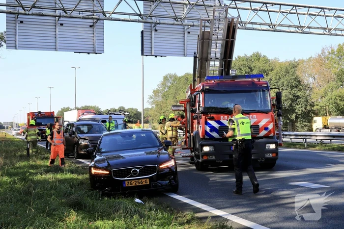 Camper en meerdere auto's betrokken bij kop-staart botsing