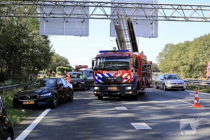 Camper en meerdere auto's betrokken bij kop-staart botsing