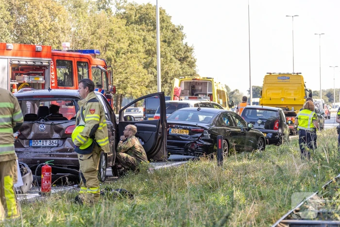 Camper en meerdere auto's betrokken bij kop-staart botsing