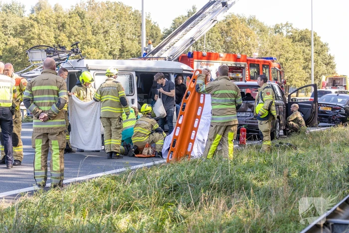 Camper en meerdere auto's betrokken bij kop-staart botsing