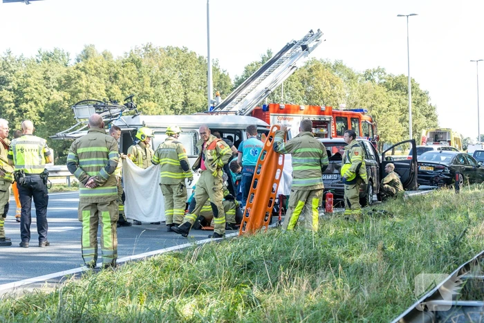 Camper en meerdere auto's betrokken bij kop-staart botsing