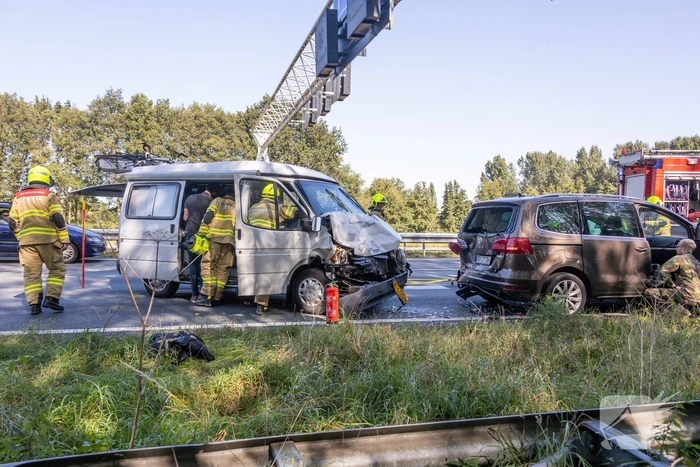 Camper en meerdere auto's betrokken bij kop-staart botsing