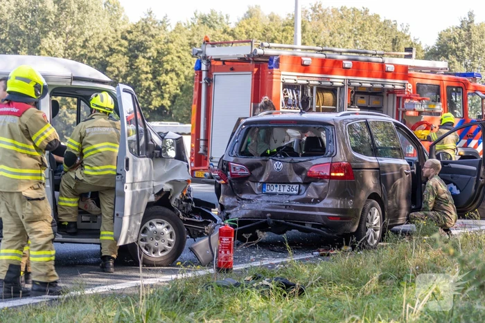 Camper en meerdere auto's betrokken bij kop-staart botsing