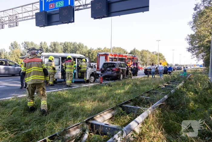 Camper en meerdere auto's betrokken bij kop-staart botsing
