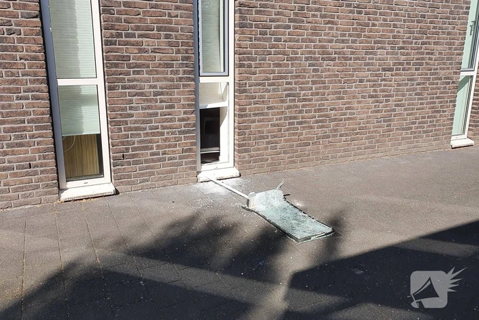 Raam gesneuveld bij inbraak gezondheidscentrum