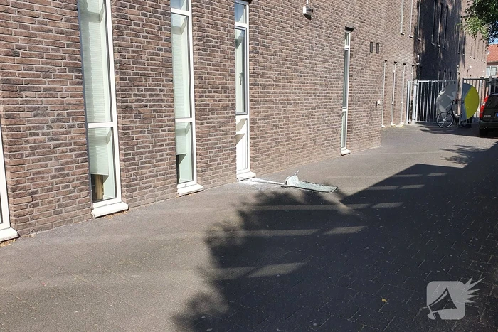 Raam gesneuveld bij inbraak gezondheidscentrum