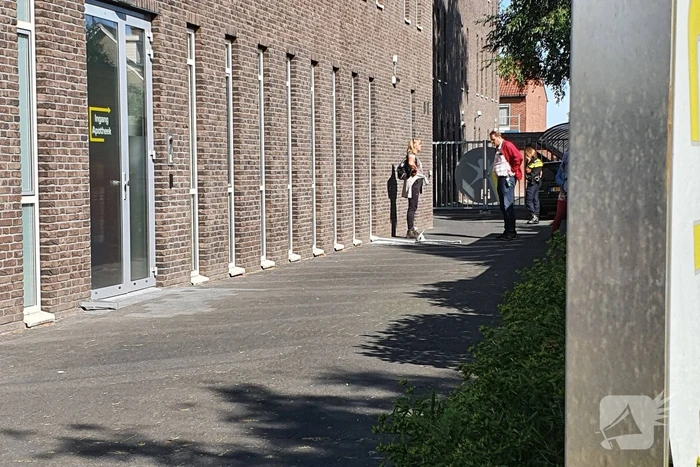 Raam gesneuveld bij inbraak gezondheidscentrum