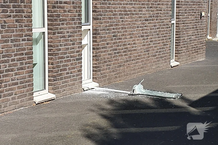 Raam gesneuveld bij inbraak gezondheidscentrum