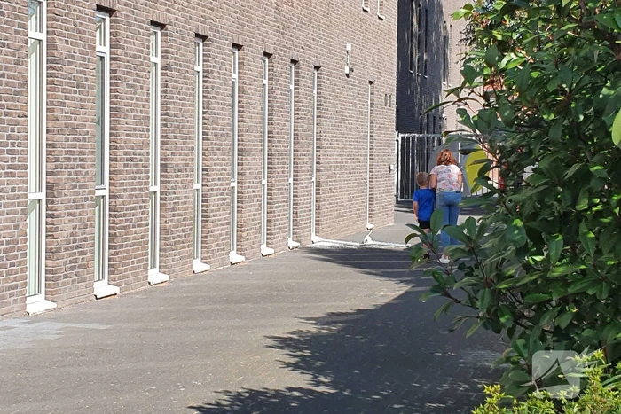 Raam gesneuveld bij inbraak gezondheidscentrum