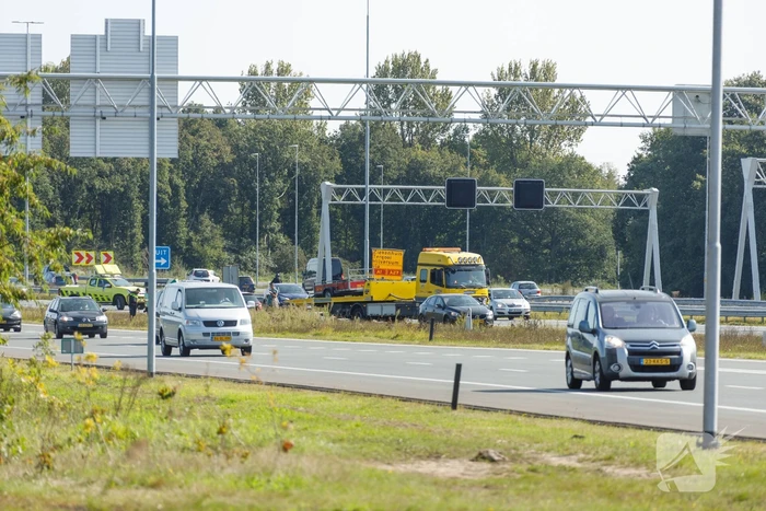 Auto met aanhanger geschaard op snelweg