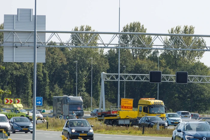Auto met aanhanger geschaard op snelweg