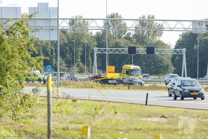 Auto met aanhanger geschaard op snelweg