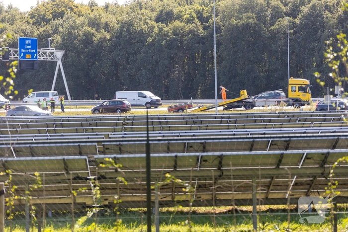 Auto met aanhanger geschaard op snelweg