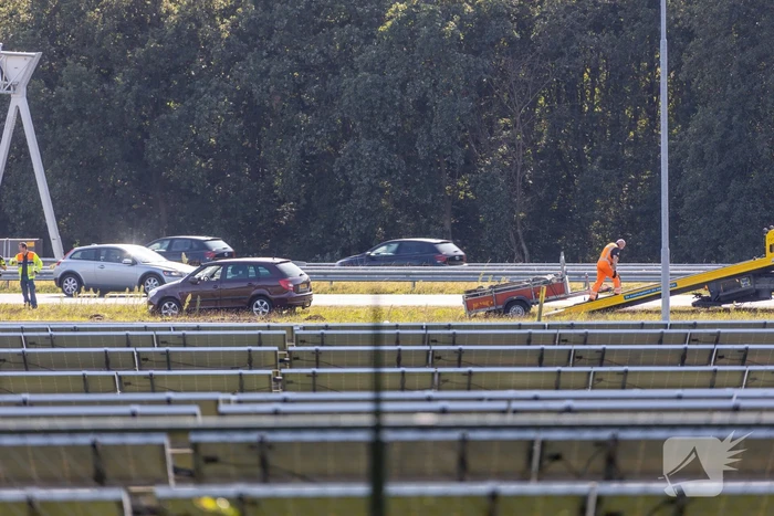 Auto met aanhanger geschaard op snelweg