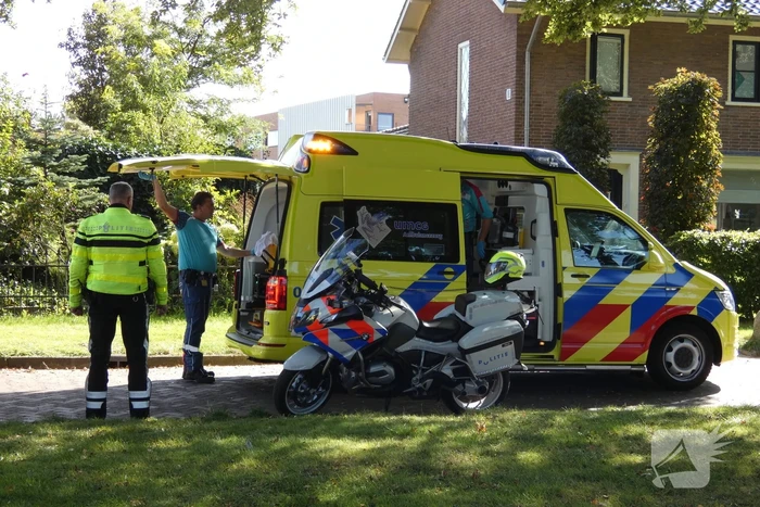 Automobilist botst op stilstaande auto