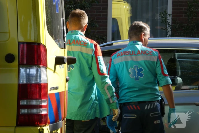Automobilist botst op stilstaande auto