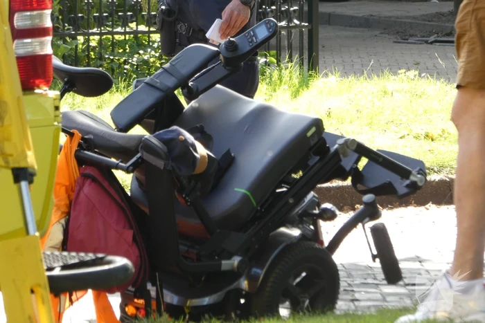 Automobilist botst op stilstaande auto