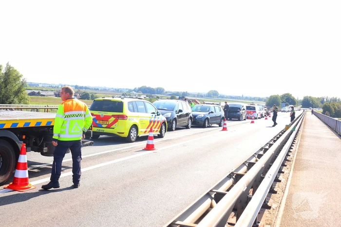 Weg dicht na kop-staart botsing