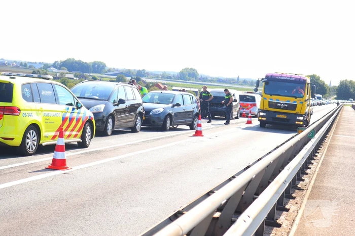 Weg dicht na kop-staart botsing