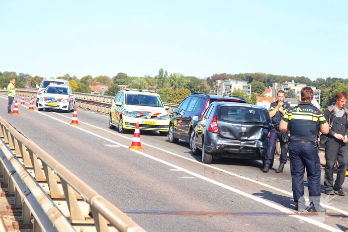 Weg dicht na kop-staart botsing