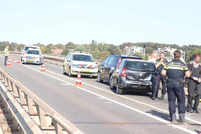 Weg dicht na kop-staart botsing