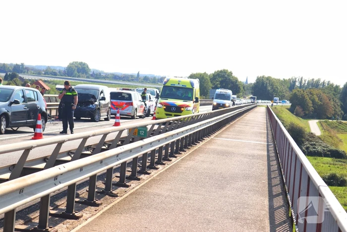 Weg dicht na kop-staart botsing