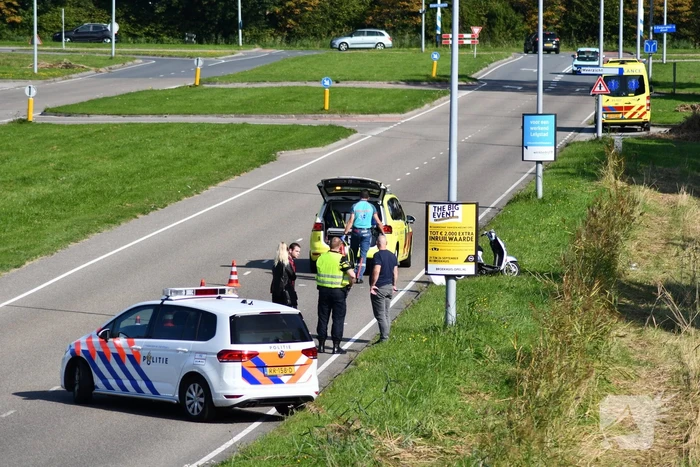 Bromfietsrijdster gewond naar ziekenhuis