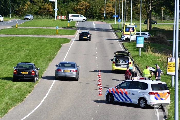 Bromfietsrijdster gewond naar ziekenhuis