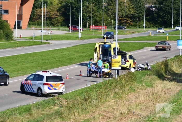Bromfietsrijdster gewond naar ziekenhuis